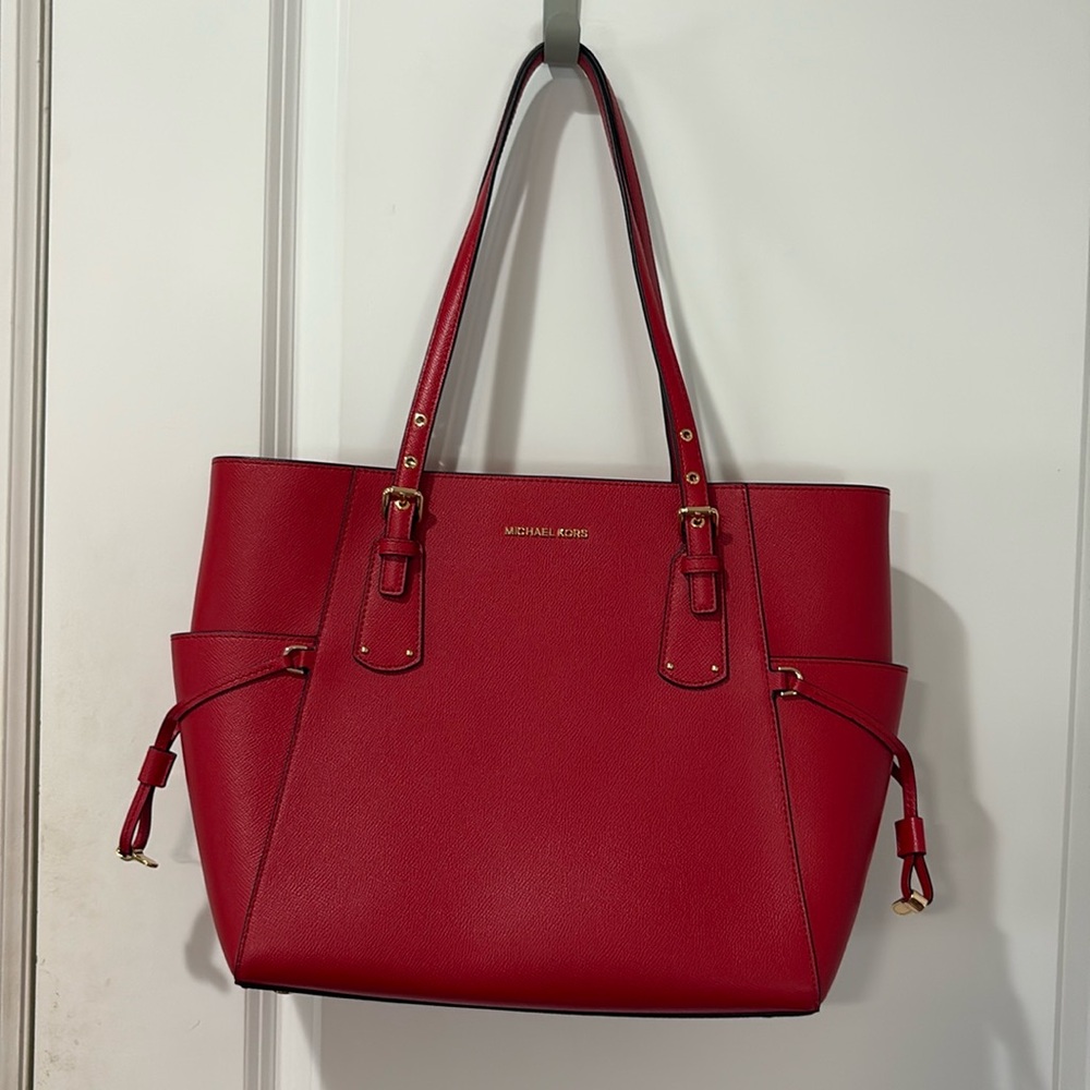 Michael Kors Voyager Saffiano Leather Tote Bag
Style# 30H1GV6T4T
NWT
Flame